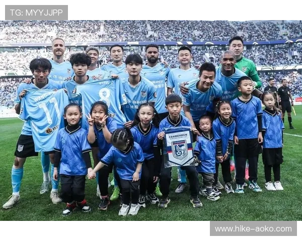 足球明星与球迷亲密互动揭秘如何拉近距离与传递正能量